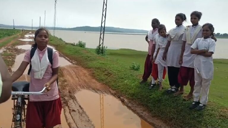 ग्राउंड रिपोर्ट: चंदौली के आदिवासी बहुल नौगढ़ के एक खतरनाक रास्ते पर जान जोखिम में डालते हैं मासूम छात्र
