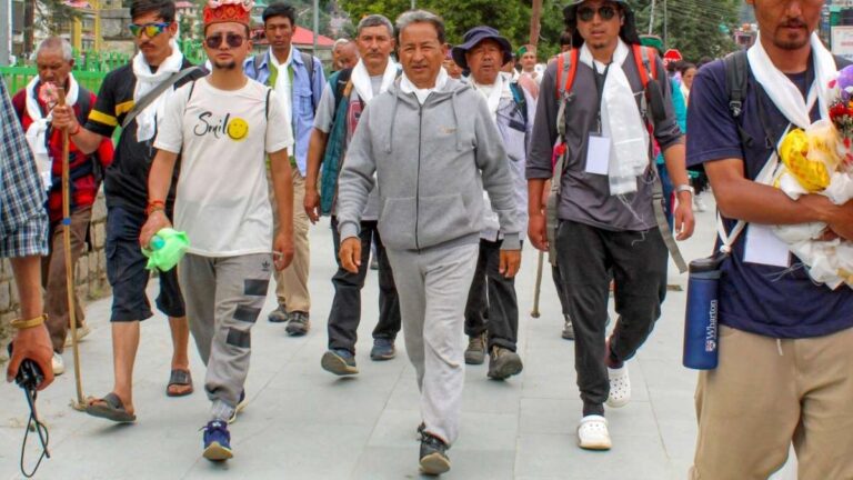 क्या भारत सरकार इन सैकड़ा भर लद्दाखियों से डर गई?