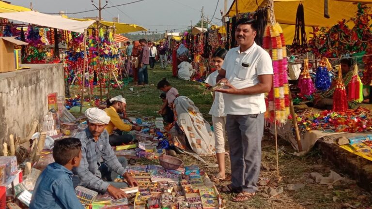 दीपावली की मिठास और सामाजिकता को हड़प गया बाजार 