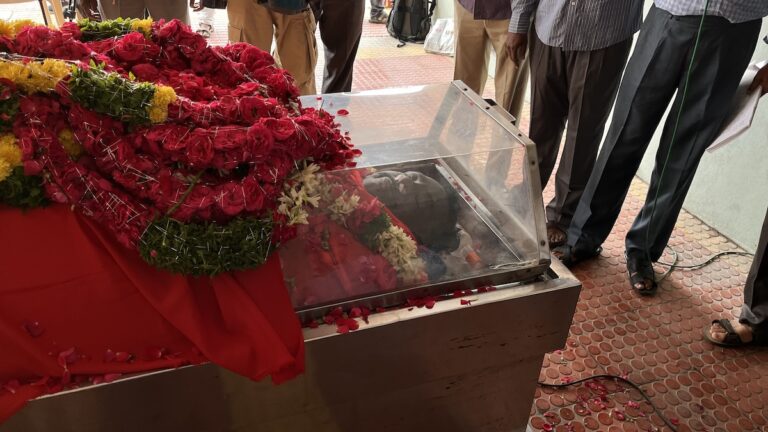 हैदराबाद: सजल नेत्रों, गम एवं गुस्से तथा नये संकल्पों के साथ हुई साई बाबा की अंतिम विदाई