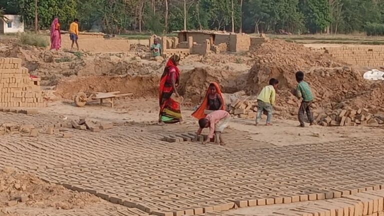 ग्राउंड रिपोर्ट : ईंट भट्ठों की चिमनी में सुलग रहा मासूमों का बचपन और बुझ रहे सपने