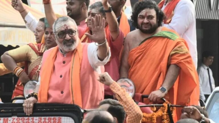 देश की एकता पर लपकते शिखा से पादुका तक पैने होते नाखून