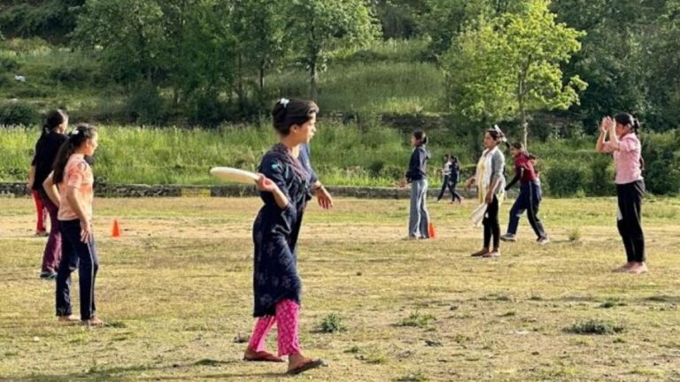 गांव की लड़कियों को भी खेलने के अवसर मिलने चाहिए