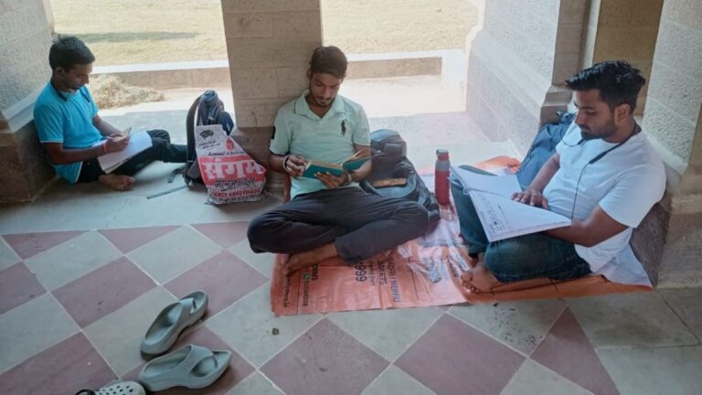 ग्राउंड रिपोर्ट: प्रयागराज के कंपनीबाग का हरा मैदान और गांव से आए अफसर बनने का सपना संजोए छात्रों की संघर्षपूर्ण कहानी