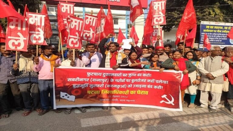 अतिक्रमण के नाम पर फुटपाथ दुकानदारों पर पुलिसिया जुल्म बर्दाश्त नहीं, जिलाधिकारी से मिला प्रतिनिधिमंडल