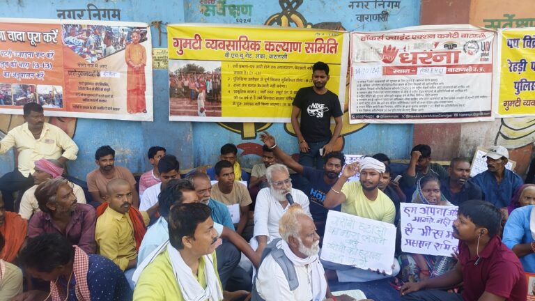 पथ विक्रेता अधिनियम की अवहेलना करते हुए वाराणसी के अधिकारी नहीं लगने दे रहे ठेले
