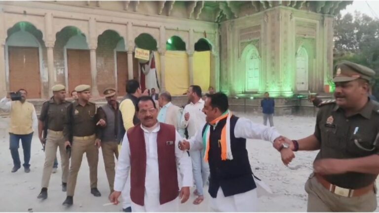मिर्ज़ापुर: यूपी में लोकतांत्रिक व्यवस्था को कुचलने पर आमादा है योगी सरकार की पुलिस, कैंडल मार्च निकालते कांग्रेस नेताओं साथ की बदसलूकी 