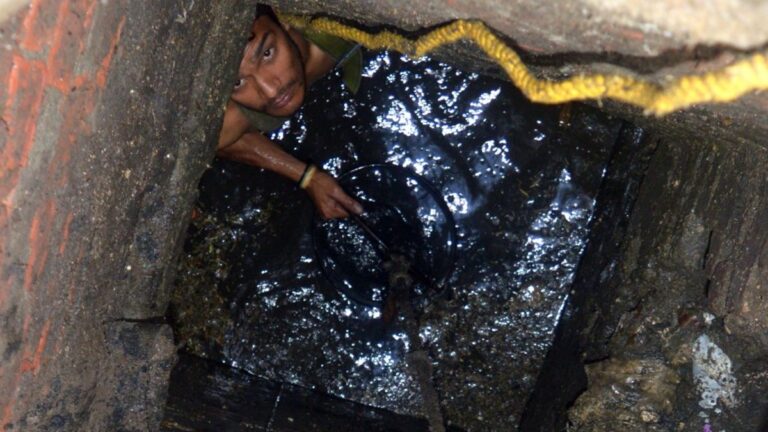 मौत के सीवर : कब तक मरते रहेंगे लोग मेरे देश के
