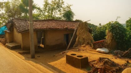 मिट्टी के घरों में रहने वालों की आवाज़ और प्रधानमंत्री आवास योजना की हक़ीक़त