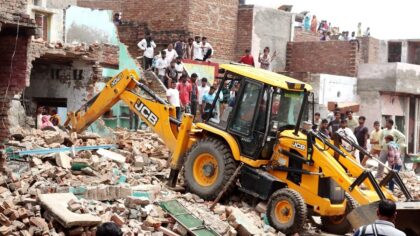 Buldozer Action : खुले में रहने को मजबूर वजीरपुर बस्ती के लोग