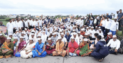 मराठवाड़ा के किसनों ने एक्सप्रेसवे के लिए जमीन अधिग्रहण के खिलाफ सड़कों पर किया प्रदर्शन