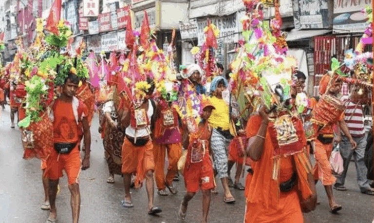 धर्मयात्राओं में बेरोजगारों का हुजूम