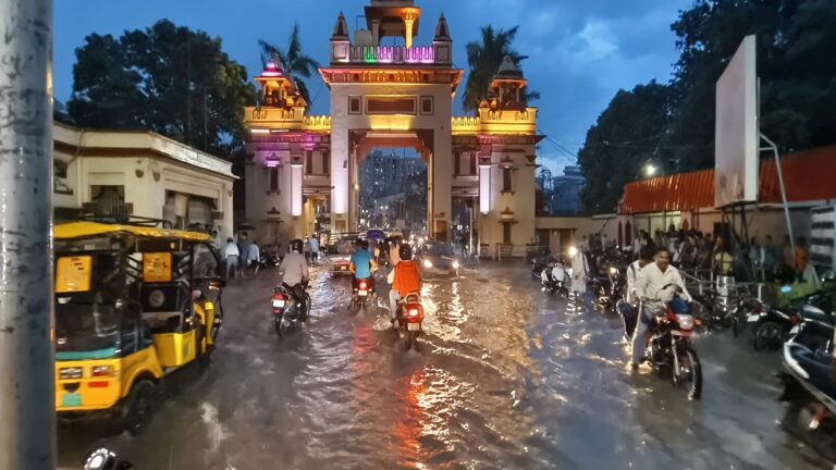 ग्राउंड रिपोर्ट: बारिश में बनारस की गलियों में डूबते मोदी के विकास के दावे!